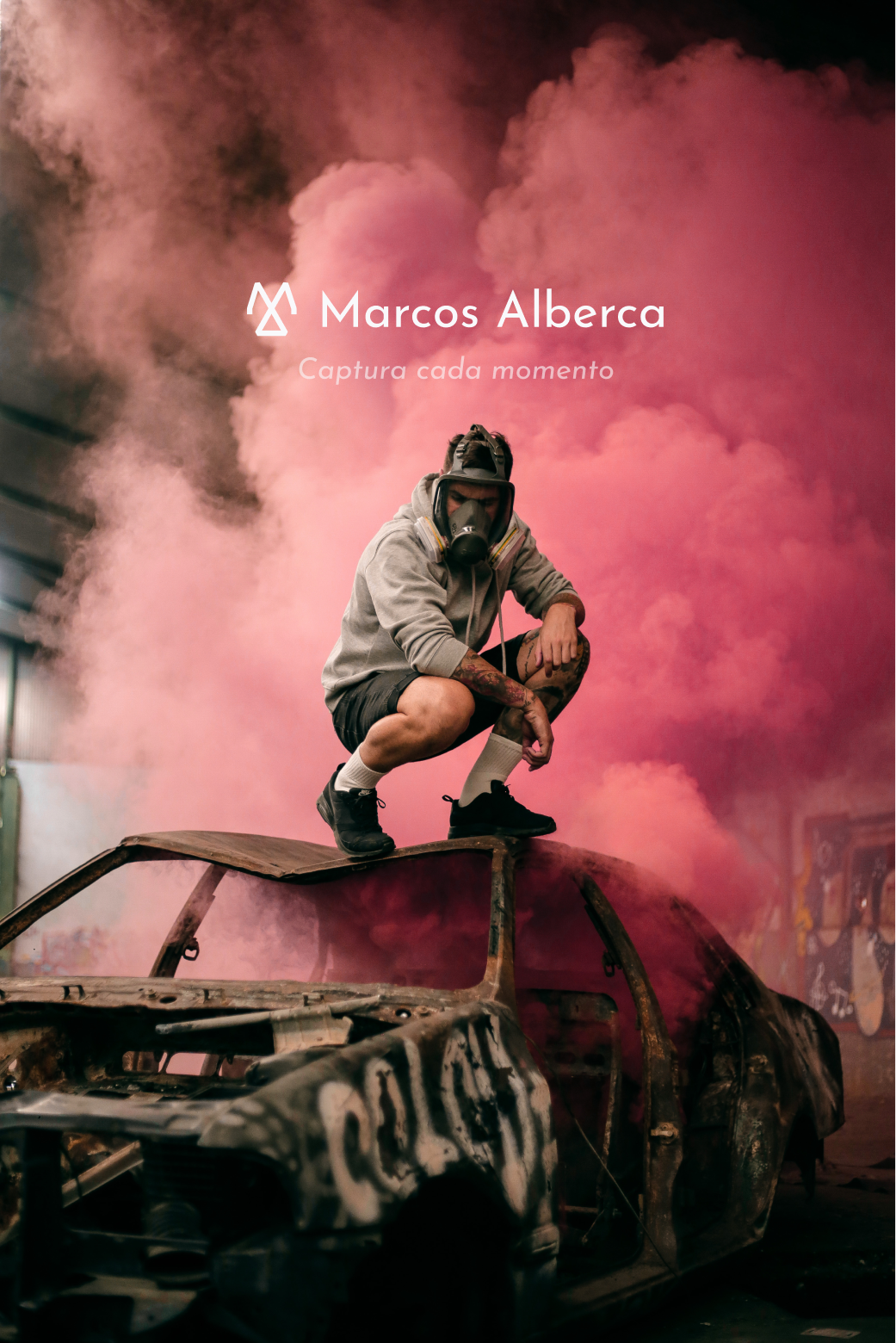 Marcos Alberca con humo rosa